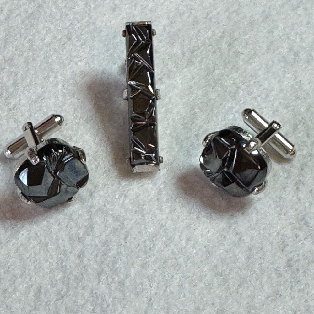 Men’s Sarah Coventry clustered hematite and chrome set of cufflinks and tie clip